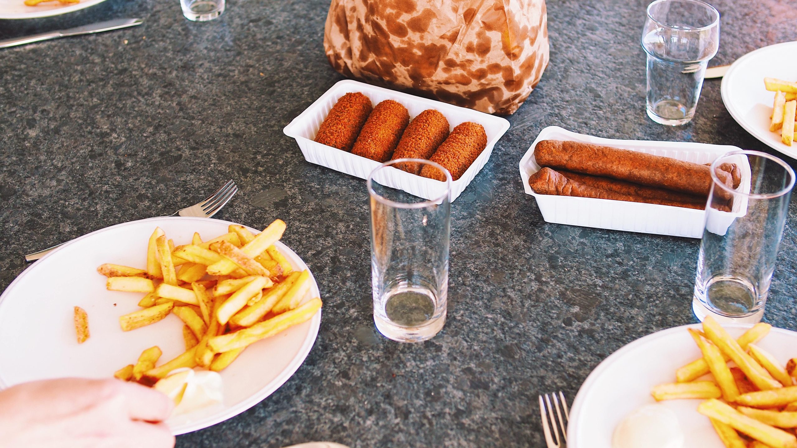 Gezellige lunchtafel met broodjes en snacks