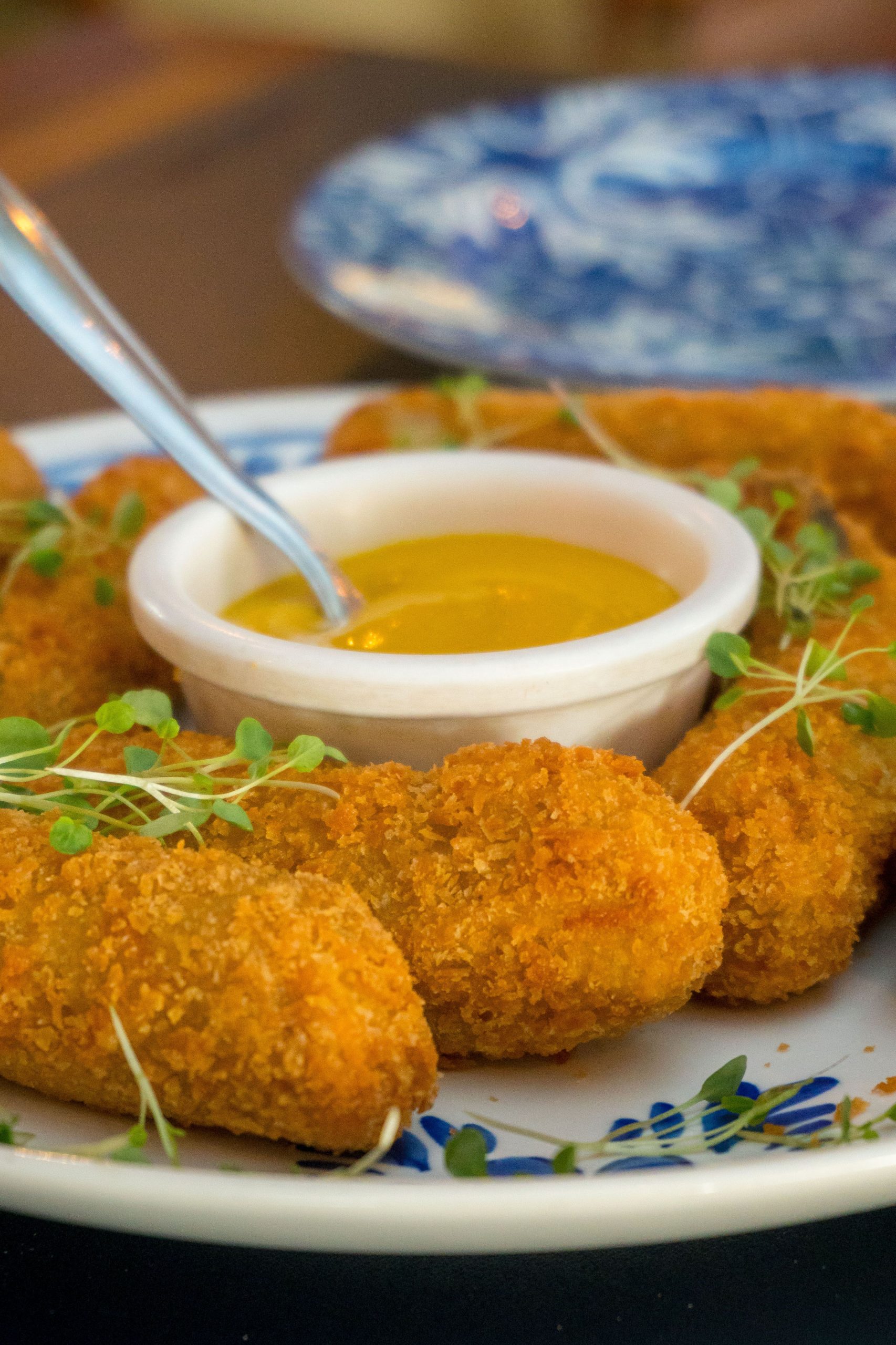 Versgebakken krokante kroketten met mosterd