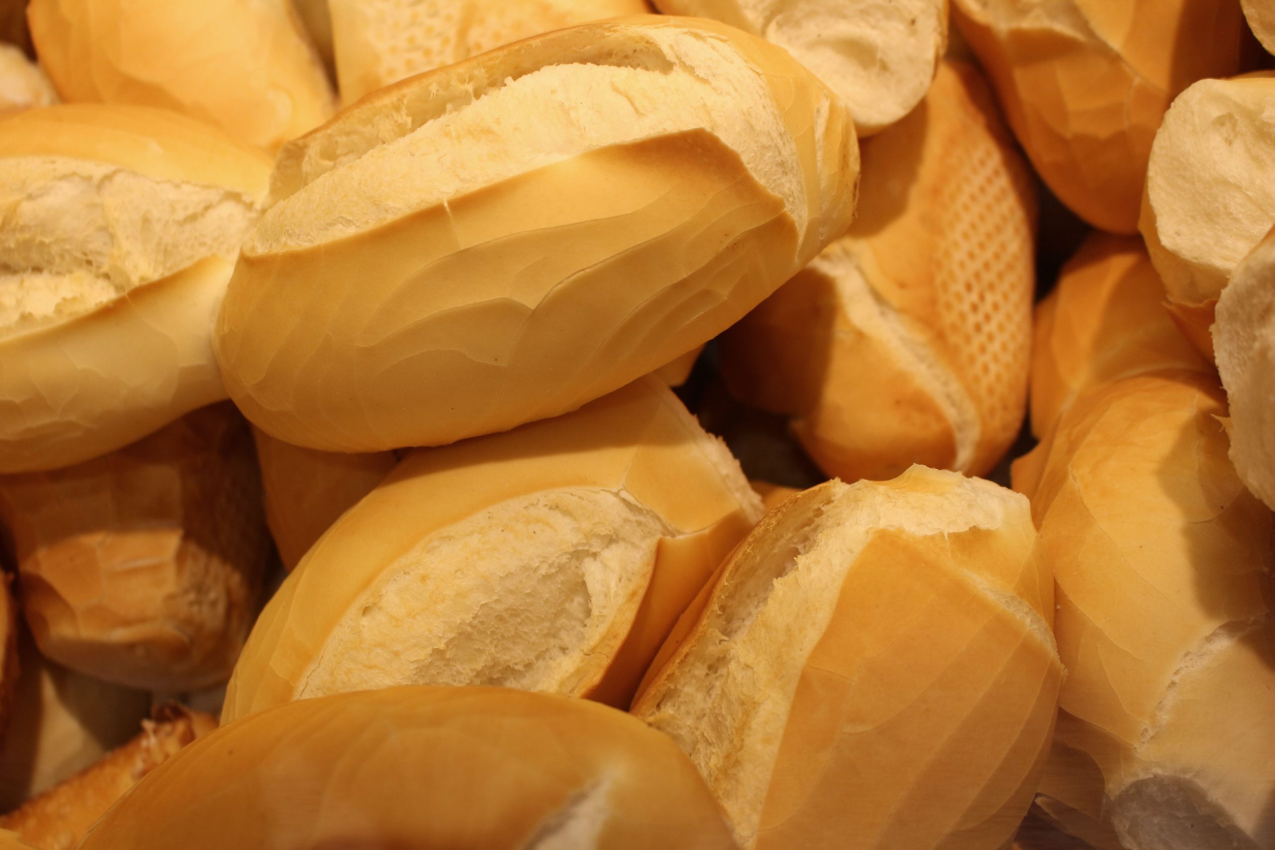 Versgebakken ambachtelijke broodjes met goudbruine korst